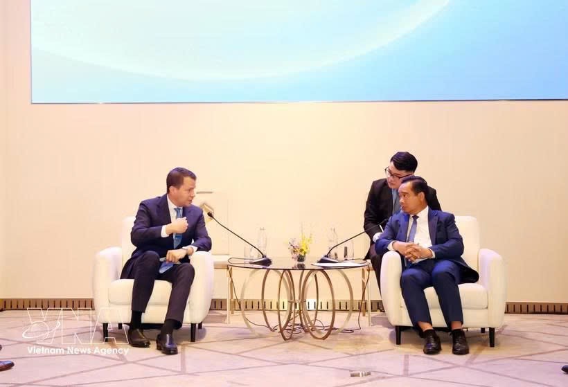 胡志明市人委会主席阮文得会见世界经济论坛执行董事斯特凡·默根塔勒。图自越通社
