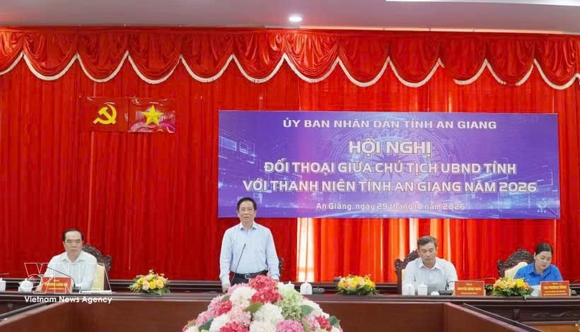 安江省人委会主席胡文庆与省内青年代表参加对话。图自越通社
