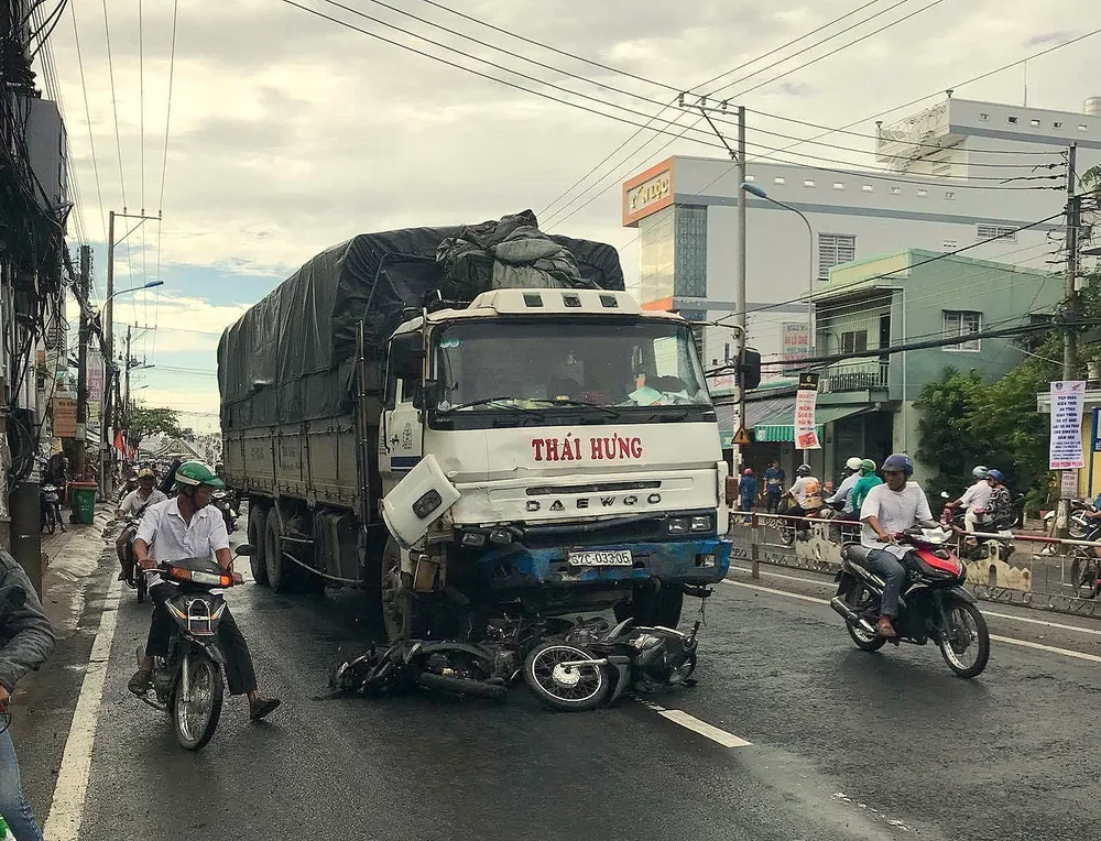 Xe tải tông 8 xe máy, 10 người nguy kịch ảnh 1