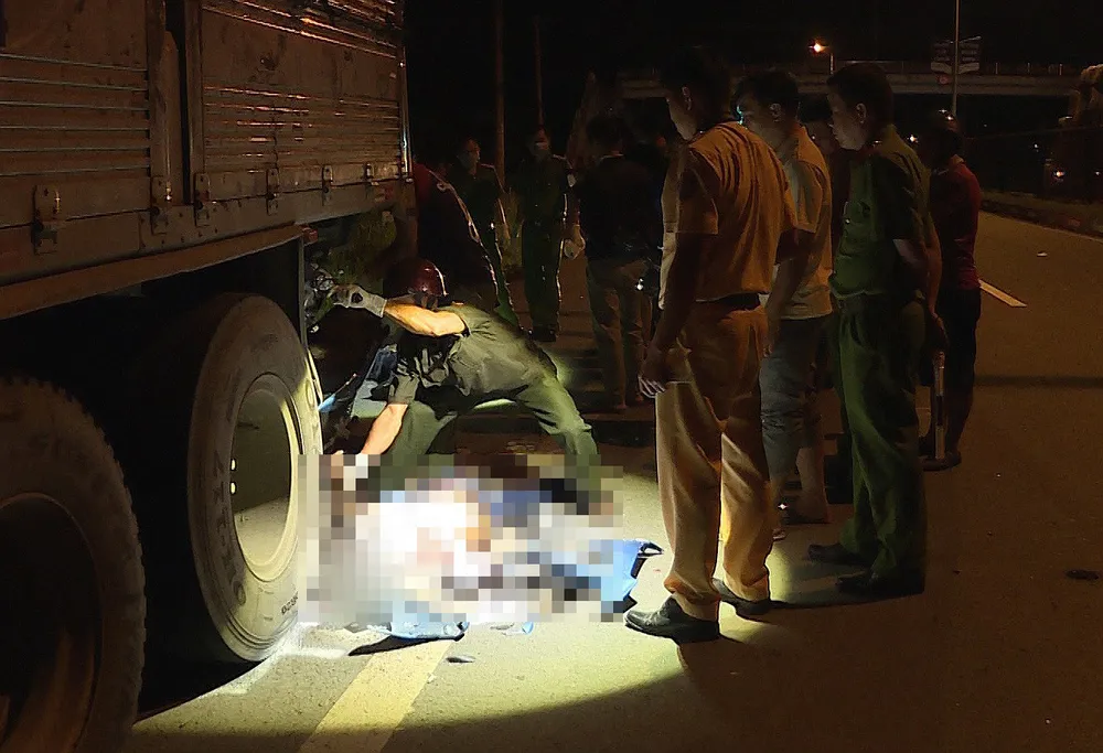 Tông vào đuôi xe tải, 2 thanh niên tử vong tại chỗ ảnh 1