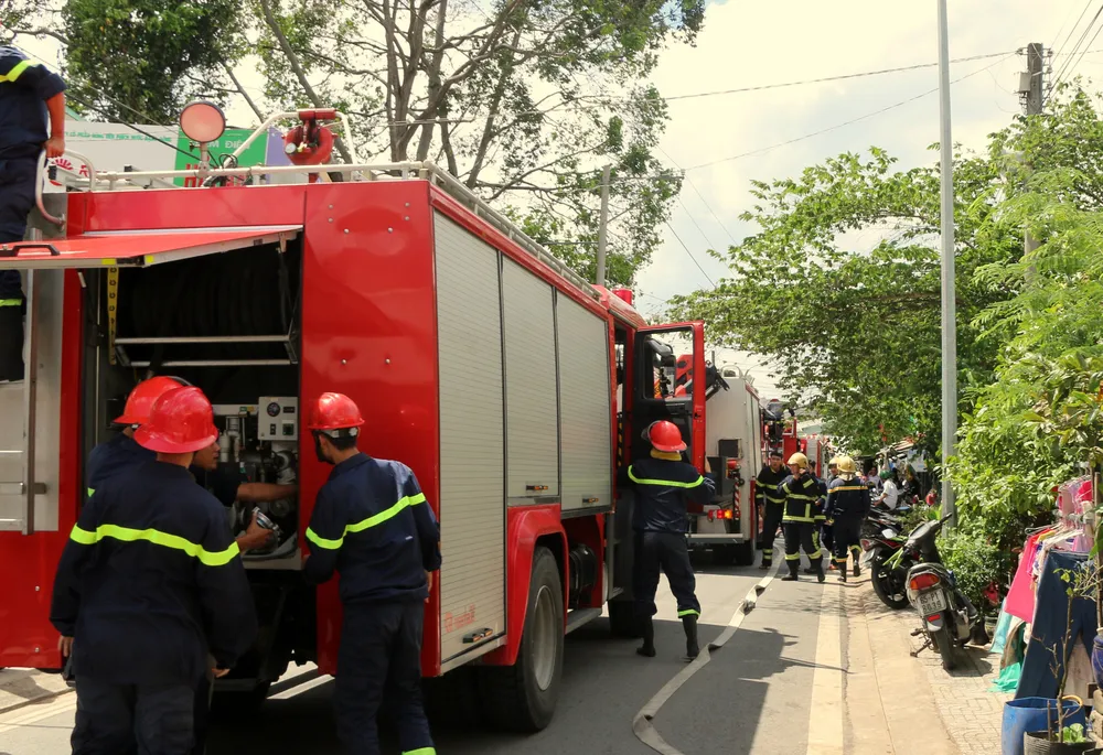 4 căn nhà bị thiêu rụi bên bờ Chợ nổi Cái Răng ảnh 2