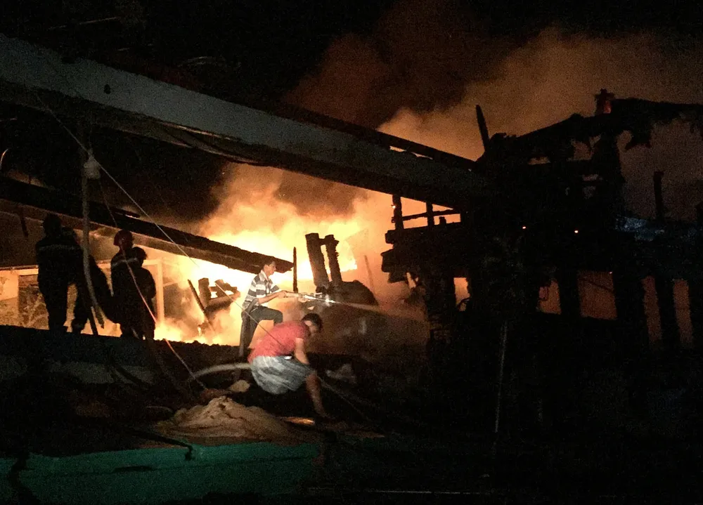 Cháy 2 tàu cá của ngư dân khi đang trú bão số 9, thiệt hại trên 1 tỷ đồng ảnh 2