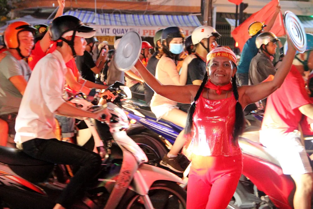 Người dân cả nước diễu hành mừng chiến thắng của tuyển Việt Nam ảnh 10