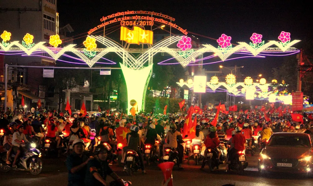 Người dân cả nước diễu hành mừng chiến thắng của tuyển Việt Nam ảnh 9