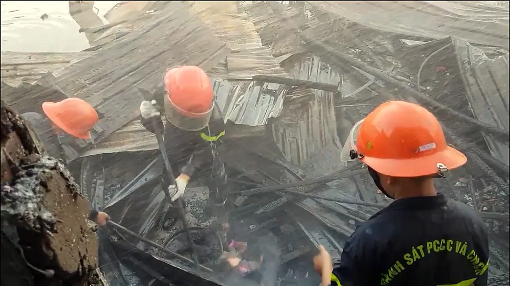 Hỏa hoạn thiêu rụi 2 tàu cá đang neo đậu và 3 nhà dân gần đó ảnh 3