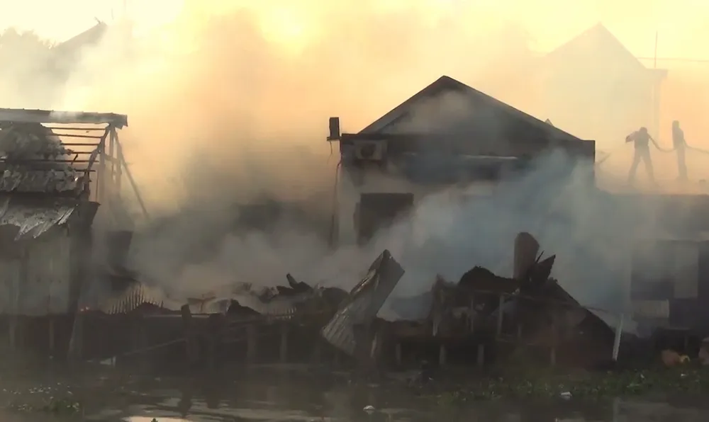 Hỏa hoạn thiêu rụi 2 tàu cá đang neo đậu và 3 nhà dân gần đó ảnh 4