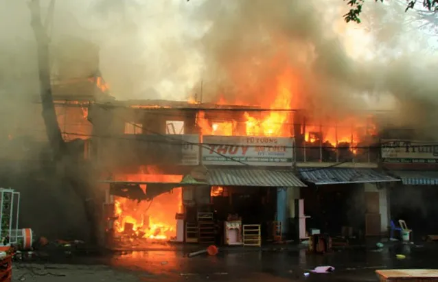 Hỏa hoạn thiêu rụi 2 tàu cá đang neo đậu và 3 nhà dân gần đó ảnh 1