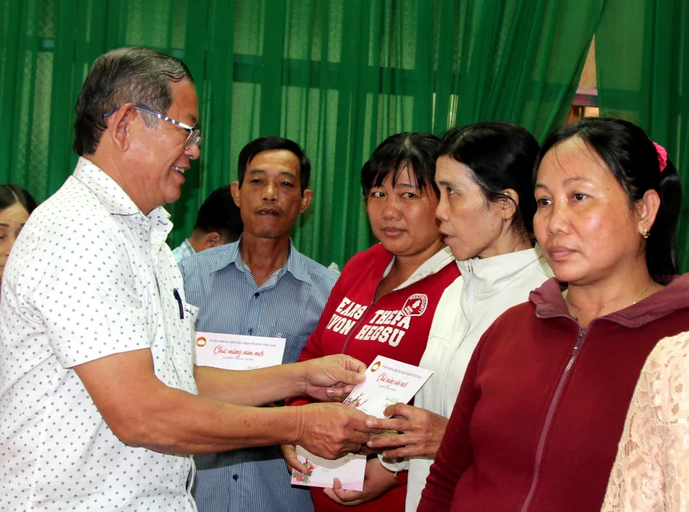 Chủ tịch Ủy ban Trung ương MTTQ Việt Nam trao quà cho hộ nghèo tại TP Cần Thơ ảnh 2