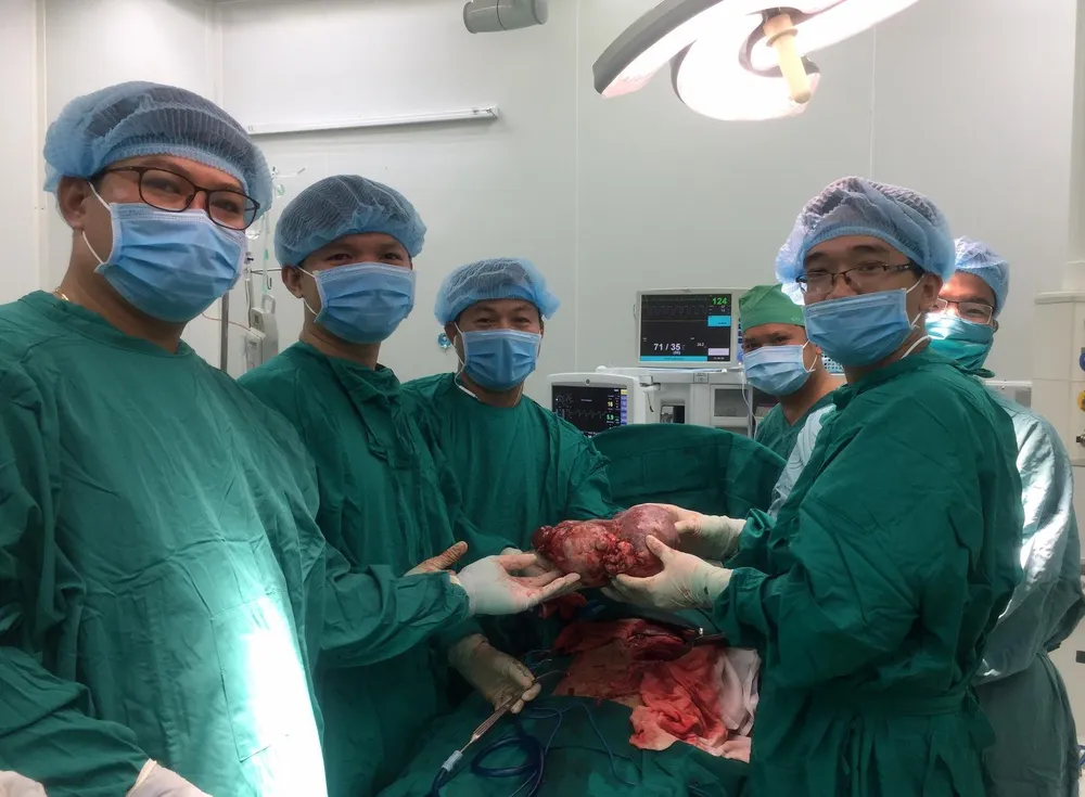 Phẫu thuật cắt thành công khối u lá lách gần 3kg ảnh 1