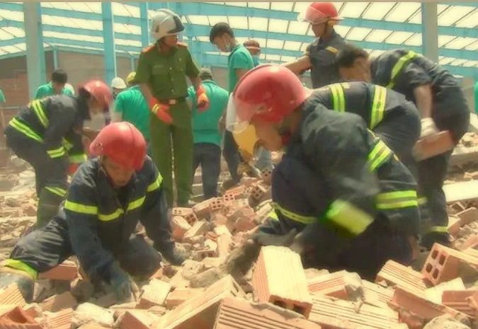 Sự cố sập bức tường ở Vĩnh Long:  thêm một nạn nhân tử vong ảnh 1