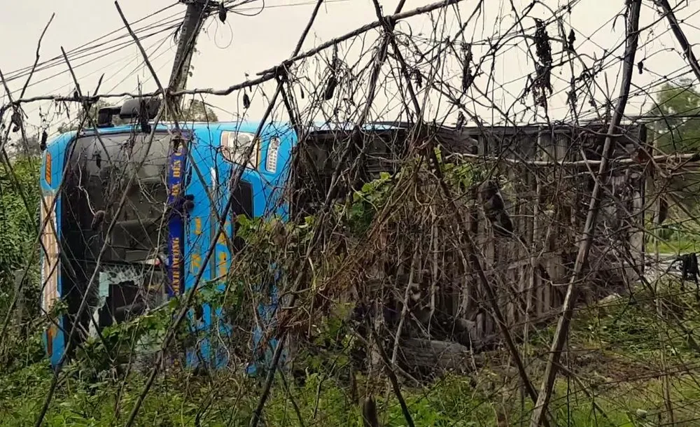 Xe khách lật trên Quốc lộ, nhiều hành khách la hét hoảng loạn ảnh 2