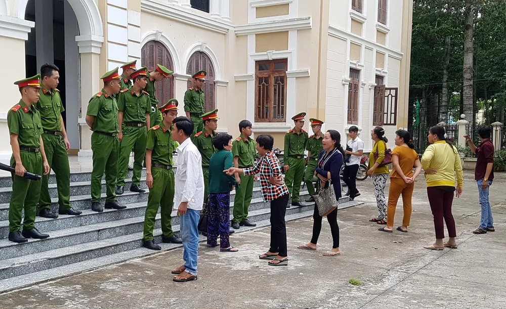Chủ hụi lãnh án 17 năm tù, hụi viên gây náo loạn tại tòa ảnh 2