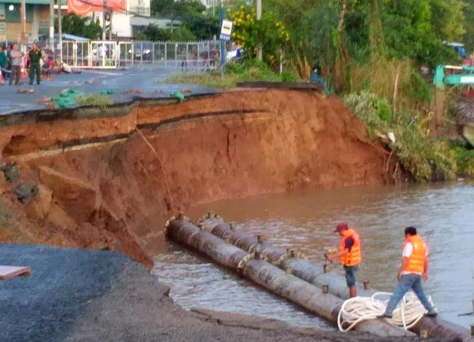 85m Quốc lộ 91 đổ sụp xuống sông Hậu ảnh 2