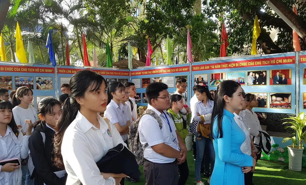 Triển lãm ảnh “50 năm thực hiện Di chúc của Chủ tịch Hồ Chí Minh” ảnh 2