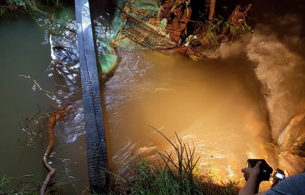 Áp lực triều cường làm vỡ đê cạnh sông Hậu ảnh 1