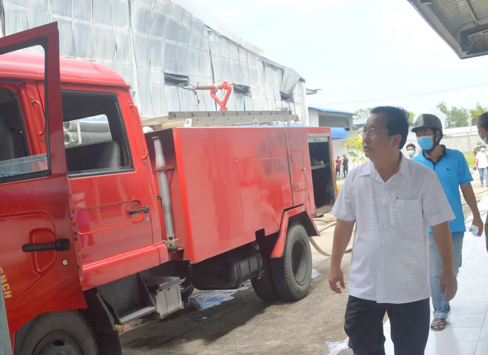 Toàn cảnh hiện trường xưởng may 10.000 m² bị thiêu rụi ảnh 9