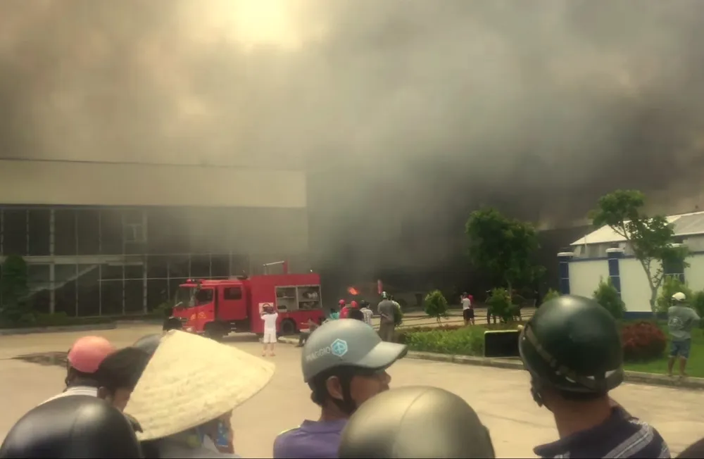 Toàn cảnh hiện trường xưởng may 10.000 m² bị thiêu rụi ảnh 6