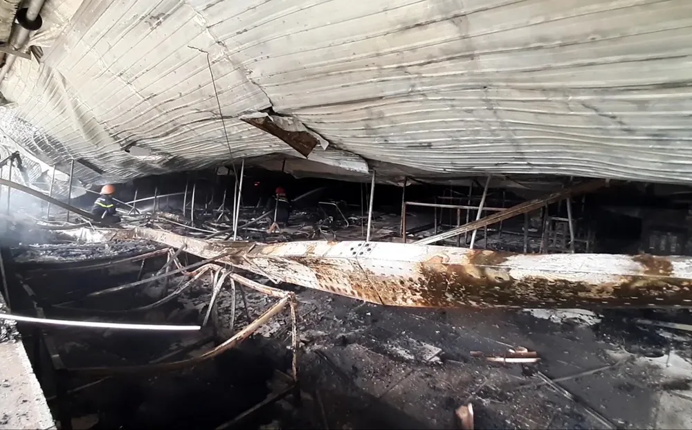 Toàn cảnh hiện trường xưởng may 10.000 m² bị thiêu rụi ảnh 8