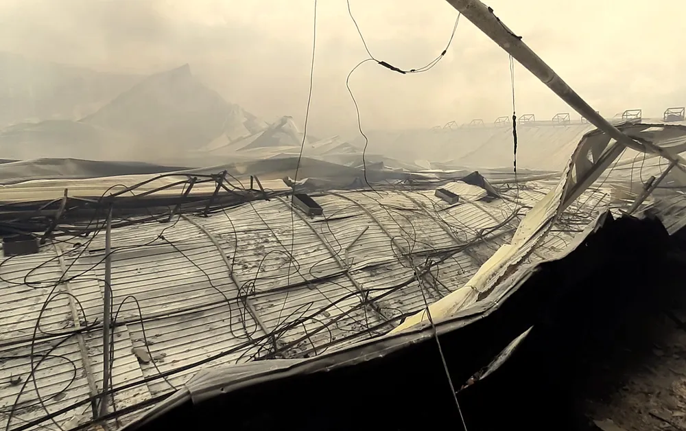 Toàn cảnh hiện trường xưởng may 10.000 m² bị thiêu rụi ảnh 2