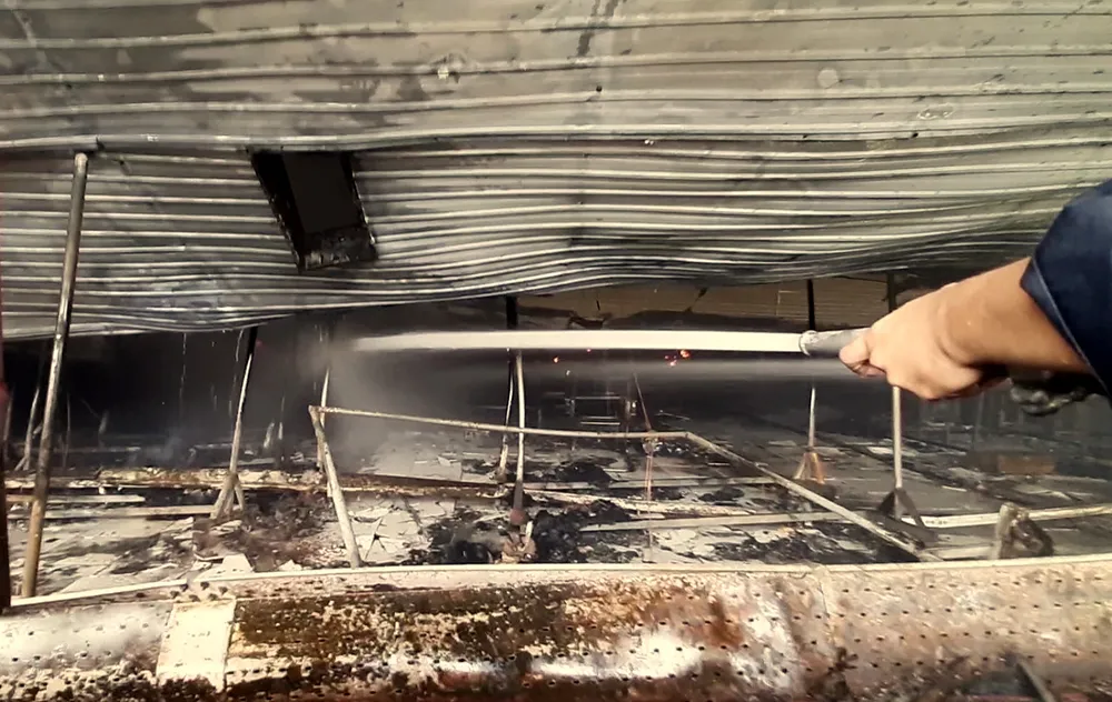 Toàn cảnh hiện trường xưởng may 10.000 m² bị thiêu rụi ảnh 7