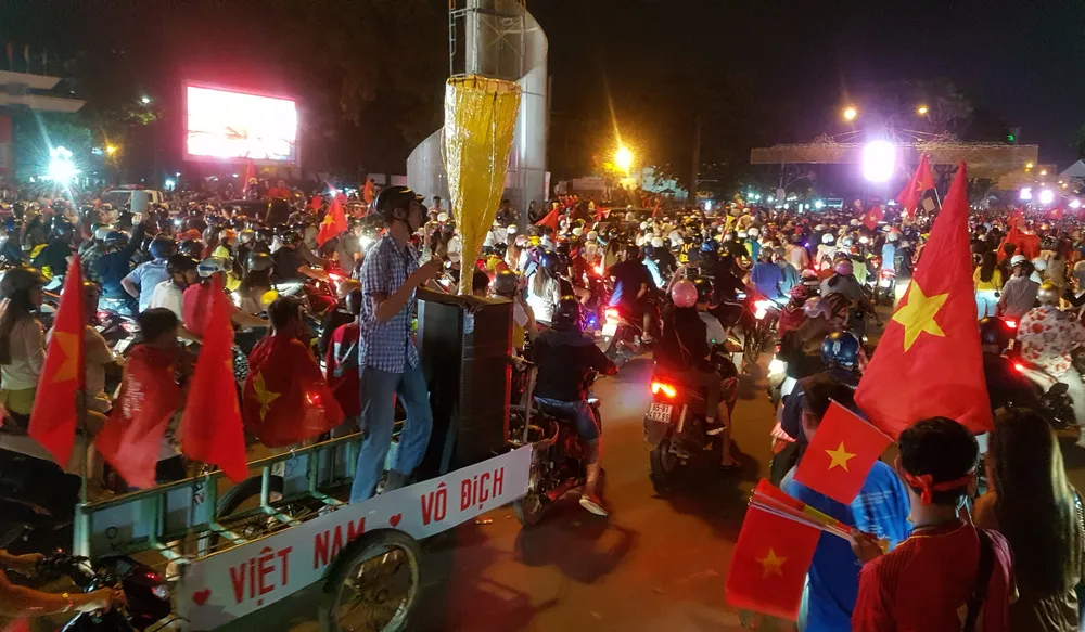 Cả nước xuống đường mừng vô địch bóng đá nam SEA games 30 ảnh 26