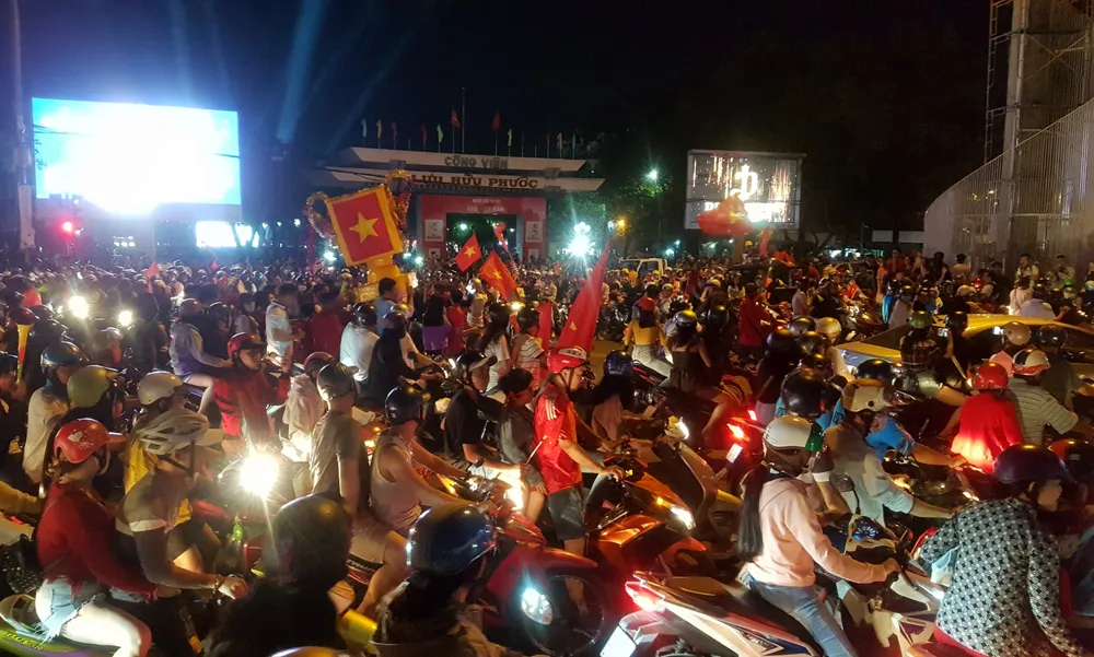 Cả nước xuống đường mừng vô địch bóng đá nam SEA games 30 ảnh 27