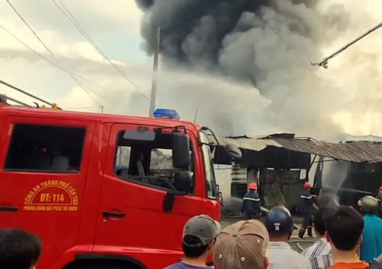 Cần Thơ: Cháy dữ dội gần khu vực Chợ Nổi ảnh 3