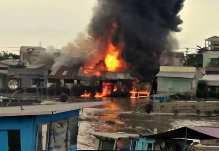 Đám cháy bốc lên dữ dội sau tiếng nổ lớn