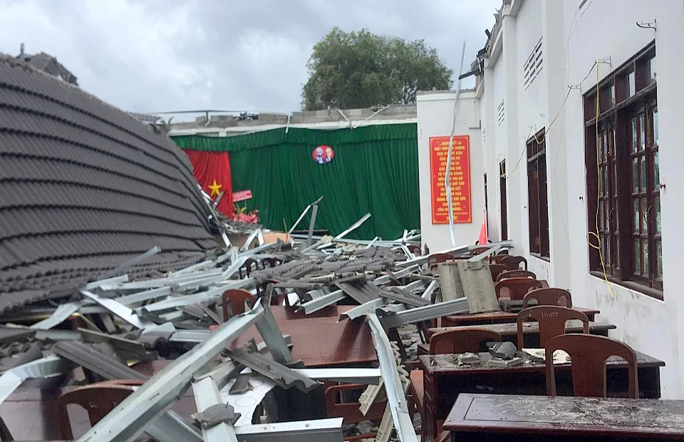 Hiện trường sự cố sập mái hội trường UBND thị trấn Ngã Sáu (Hậu Giang)