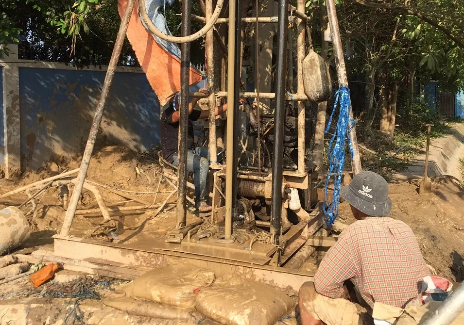 Đơn vị thi công đang khẩn trương khoan giếng nhằm ứng phó tình trạng thiếu nước sinh hoạt do hạn mặn 