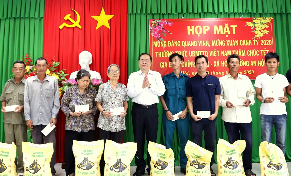 Chủ tịch Ủy ban Trung ương MTTQ Việt Nam Trần Thanh Mẫn trao quà Tết tại Cần Thơ  ảnh 2