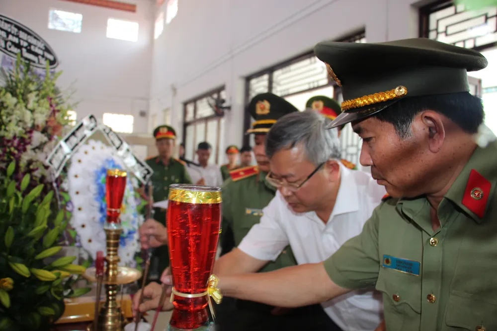 Thăng quân hàm cho đại úy công an tử vong lúc trực Tết ảnh 2