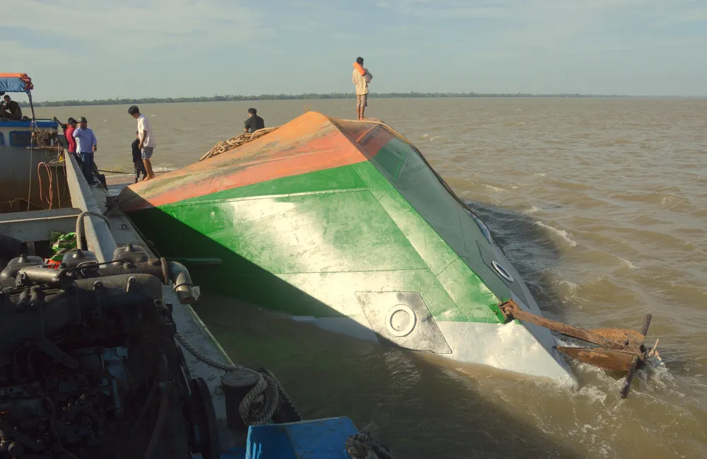 Tìm được thi thể 2 cháu bé trong vụ lật sà lan trên sông Hậu ảnh 2