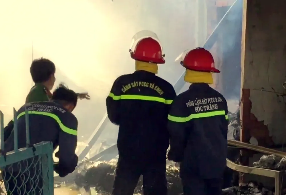 Sóc Trăng: Đại lý bao bì bốc cháy rồi lan qua 2 nhà lân cận ảnh 3