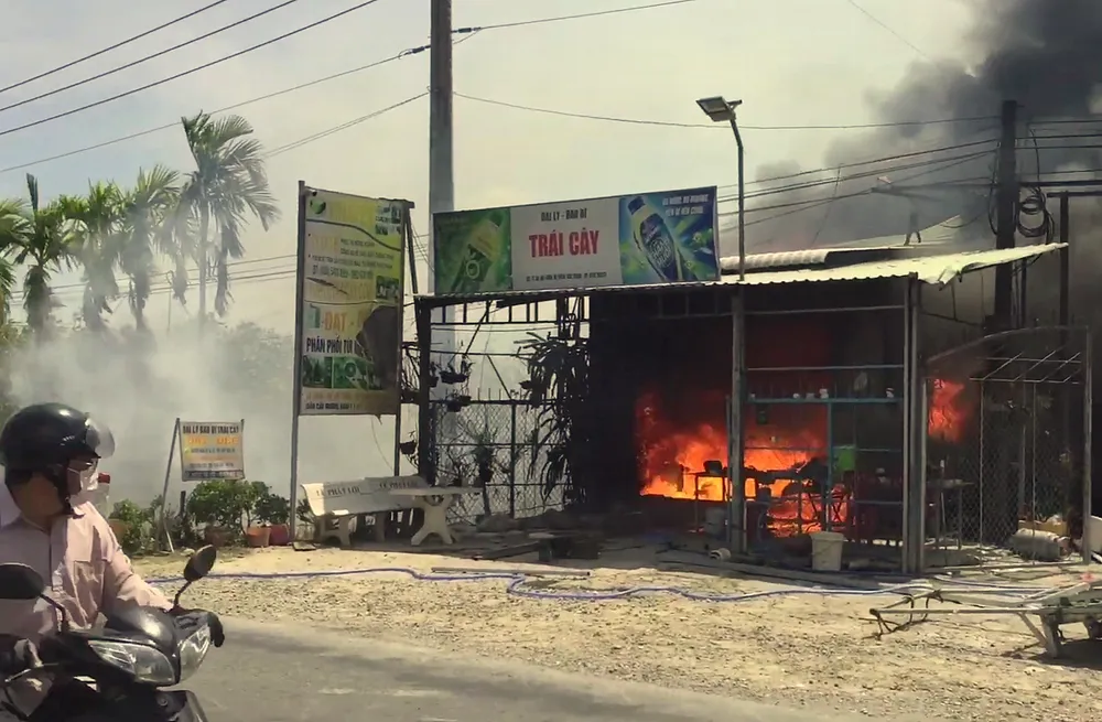 Sóc Trăng: Đại lý bao bì bốc cháy rồi lan qua 2 nhà lân cận ảnh 1