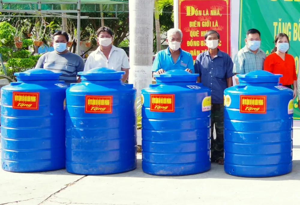 Bộ đội Biên phòng mang nước ngọt tới vùng hạn mặn ven biển ảnh 2