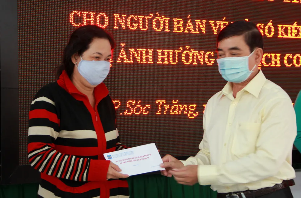 Sóc Trăng hỗ trợ người bán vé số dạo 60.000 đồng/ngày ảnh 2