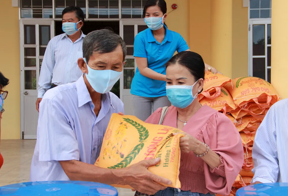 Sóc Trăng hỗ trợ gạo và bồn chứa nước cho người nghèo ảnh 2
