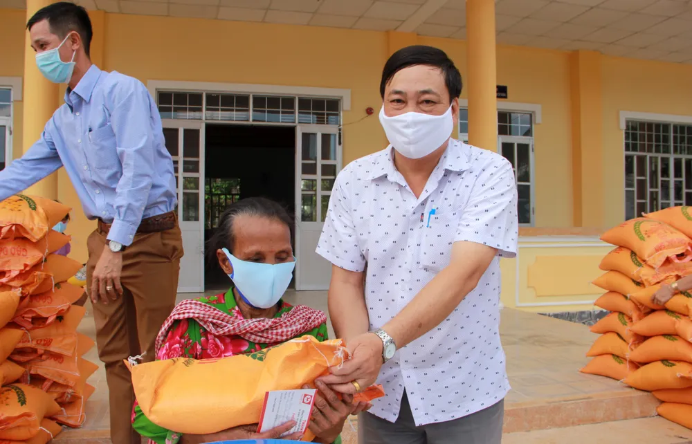 Sóc Trăng hỗ trợ gạo và bồn chứa nước cho người nghèo ảnh 3