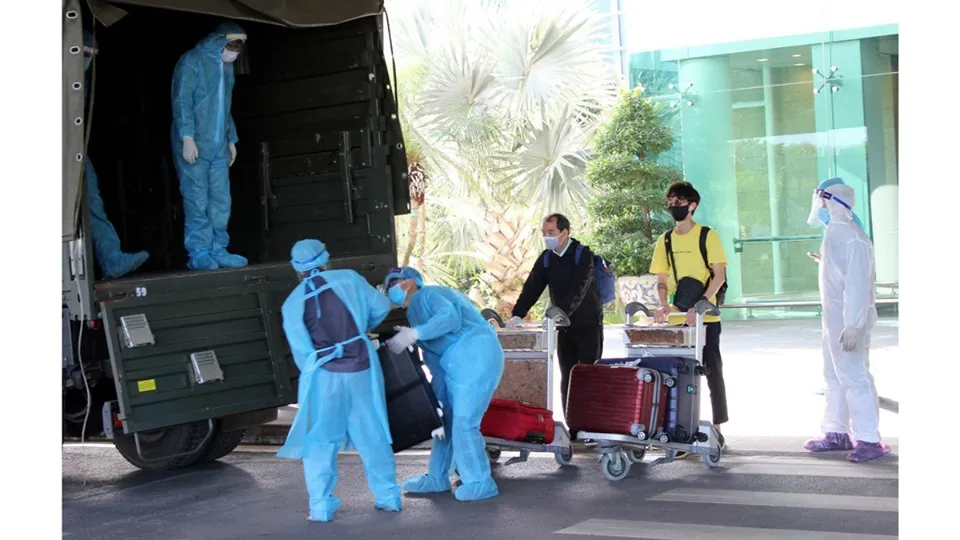 Các công dân Việt Nam trở về từ  Singapore được kiểm tra y tế, đưa đi cách ly theo quy định