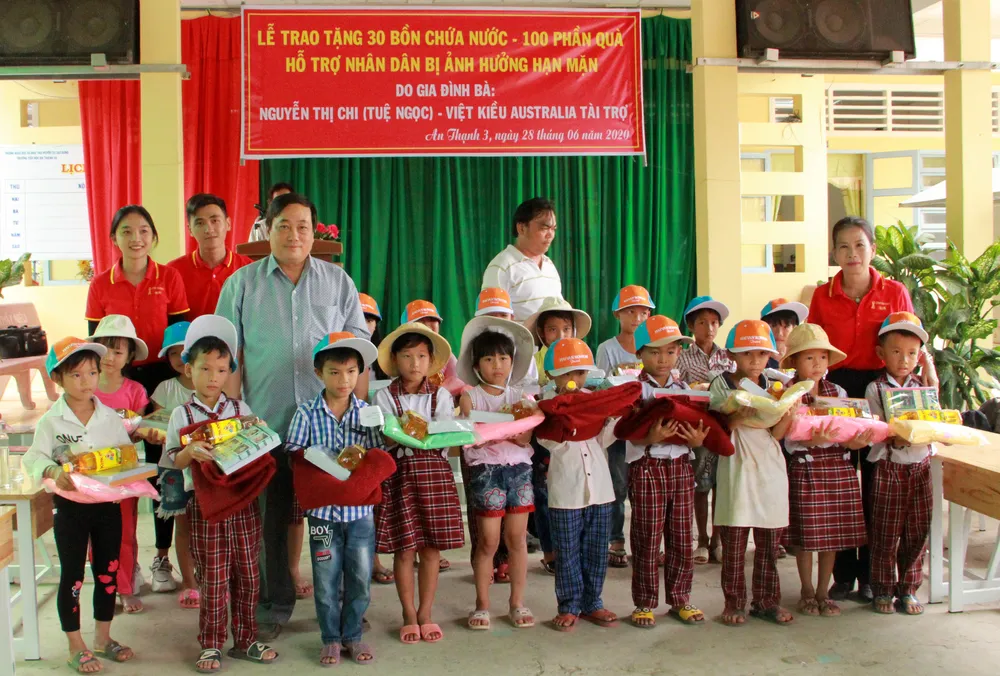 Kiều bào Australia sẻ chia cùng người dân vùng hạn mặn ảnh 2