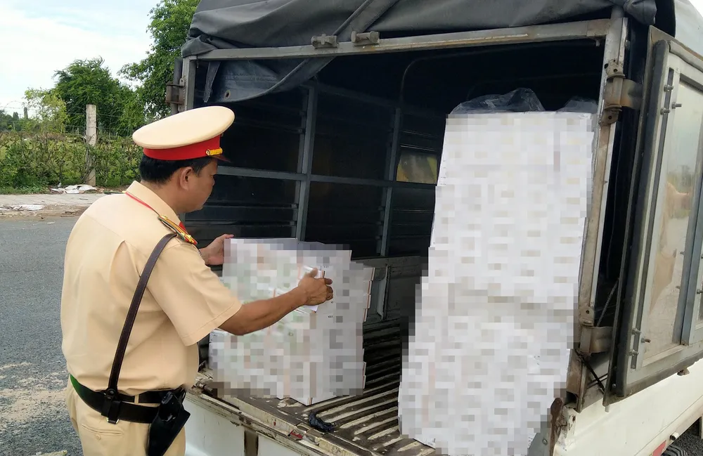 Bắt giữ 3 ô tô tải vận chuyển hơn 4.400 bao thuốc lá lậu ảnh 2