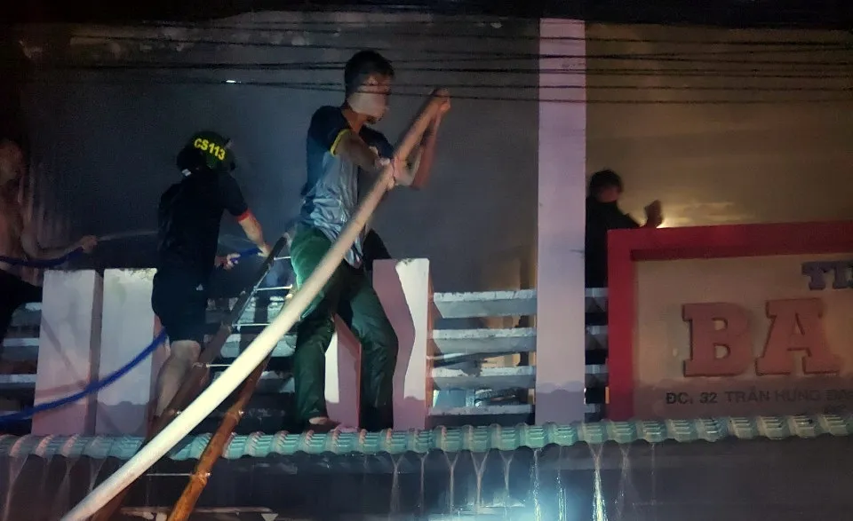 Tiệm vàng bùng cháy dữ dội ảnh 3