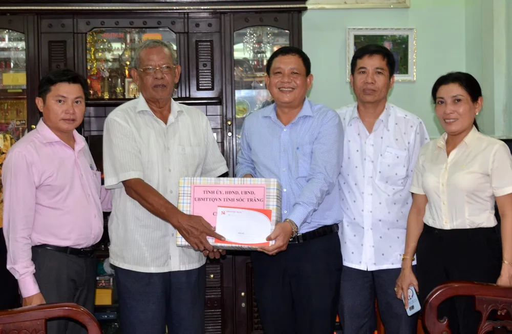 Thăm hỏi, chúc mừng lễ Sene Dolta đồng bào Khmer tại Sóc Trăng ảnh 3