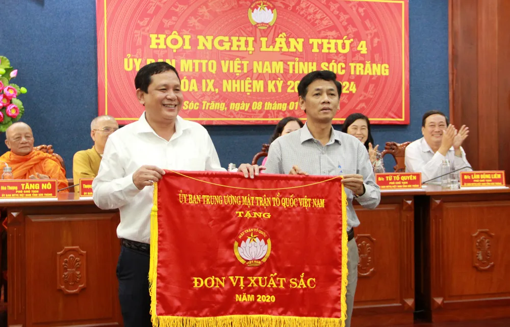 Ông Lâm Văn Mẫn, Bí thư Tỉnh ủy Sóc Trăng trao Cờ thi đua xuất sắc năm 2020 cho Ủy ban MTTQ tỉnh Sóc Trăng. Ảnh: TUẤN QUANG