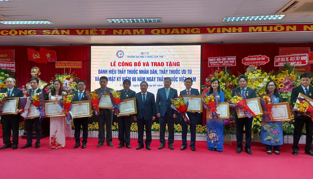 Đại học Y Dược Cần Thơ đón nhận 12 danh hiệu Thầy thuốc Nhân dân và Thầy thuốc Ưu tú ảnh 2