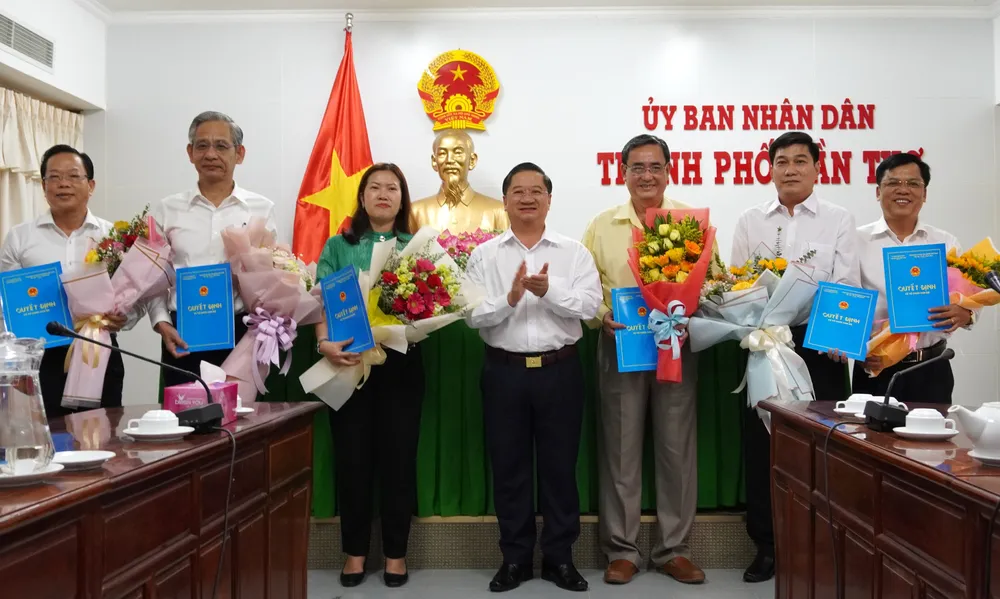 Ông Trần Việt Trường, Chủ tịch UBND TP Cần Thơ (giữa) trao quyết định điều động, bổ nhiệm cho các cán bộ