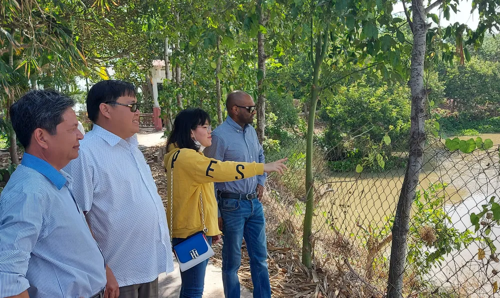 Lãnh đạo huyện Kế Sách và chủ đầu tư tiến hành khảo sát thực địa nhà máy nước công Mỹ Phước