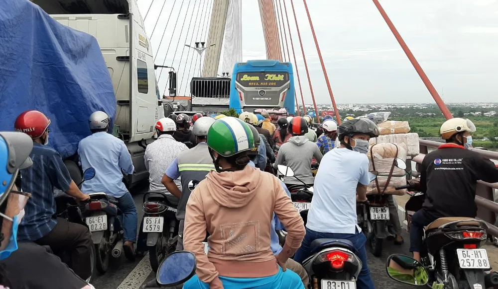 Tai nạn liên hoàn trên cầu Cần Thơ, 1 người tử vong ảnh 2