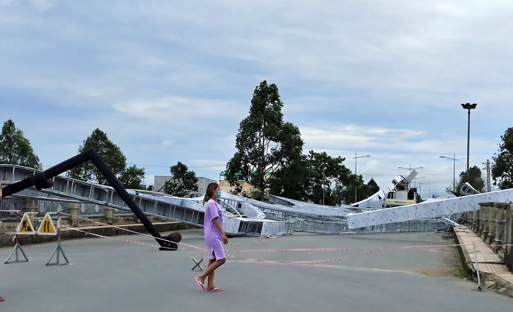 Sập toàn bộ khung thép trang trí cầu Maspero ở Sóc Trăng  ảnh 3